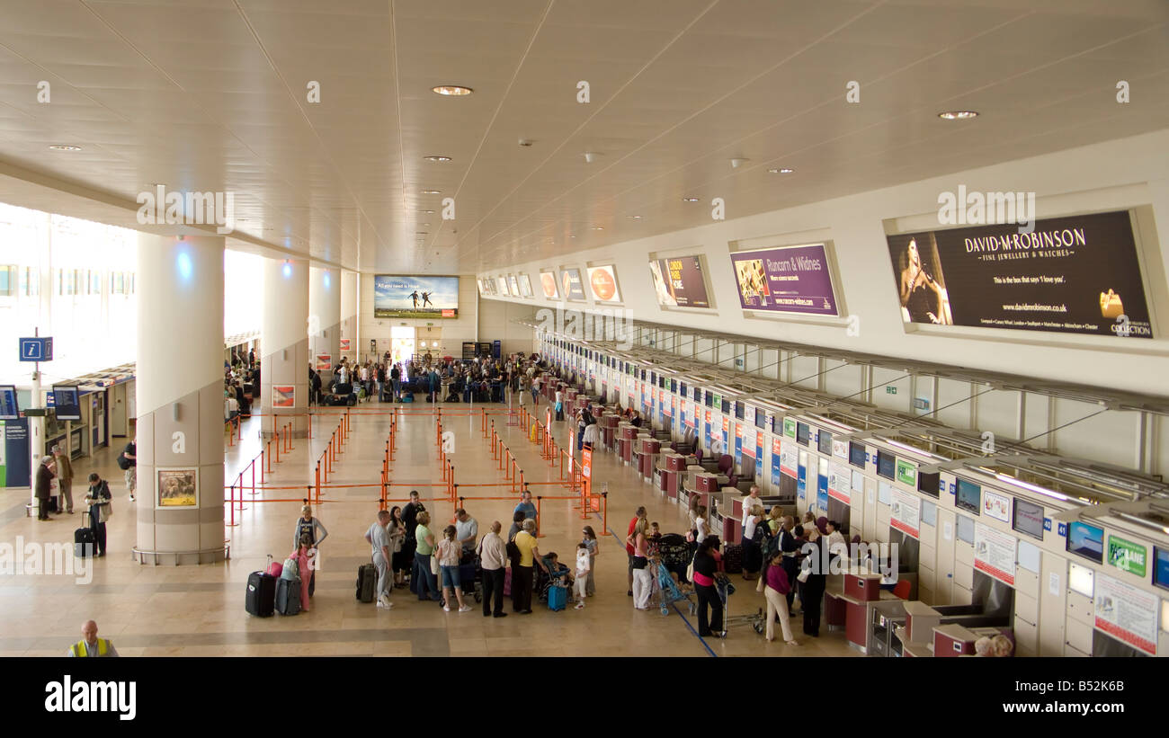 I banchi check-in l'Aeroporto John Lennon di Liverpool Regno Unito Foto Stock