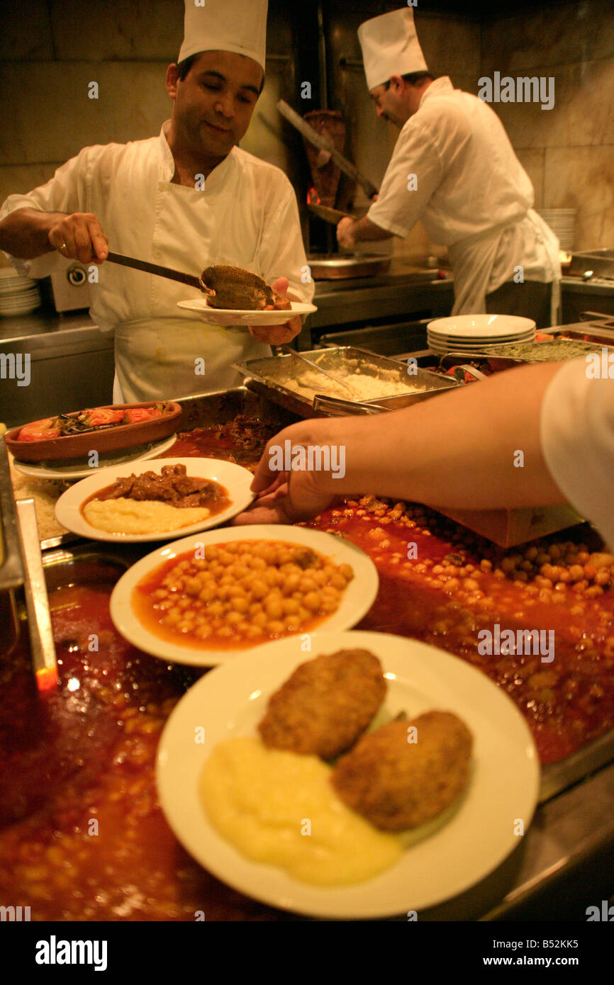 Chef al lavoro nel famoso ristorante Kanaat in Uskudar, Istanbul, Turchia Foto Stock