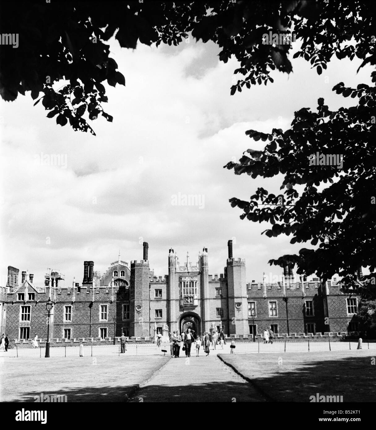 Hampton Court Palace. Agosto 1952 C4256-001 Foto Stock