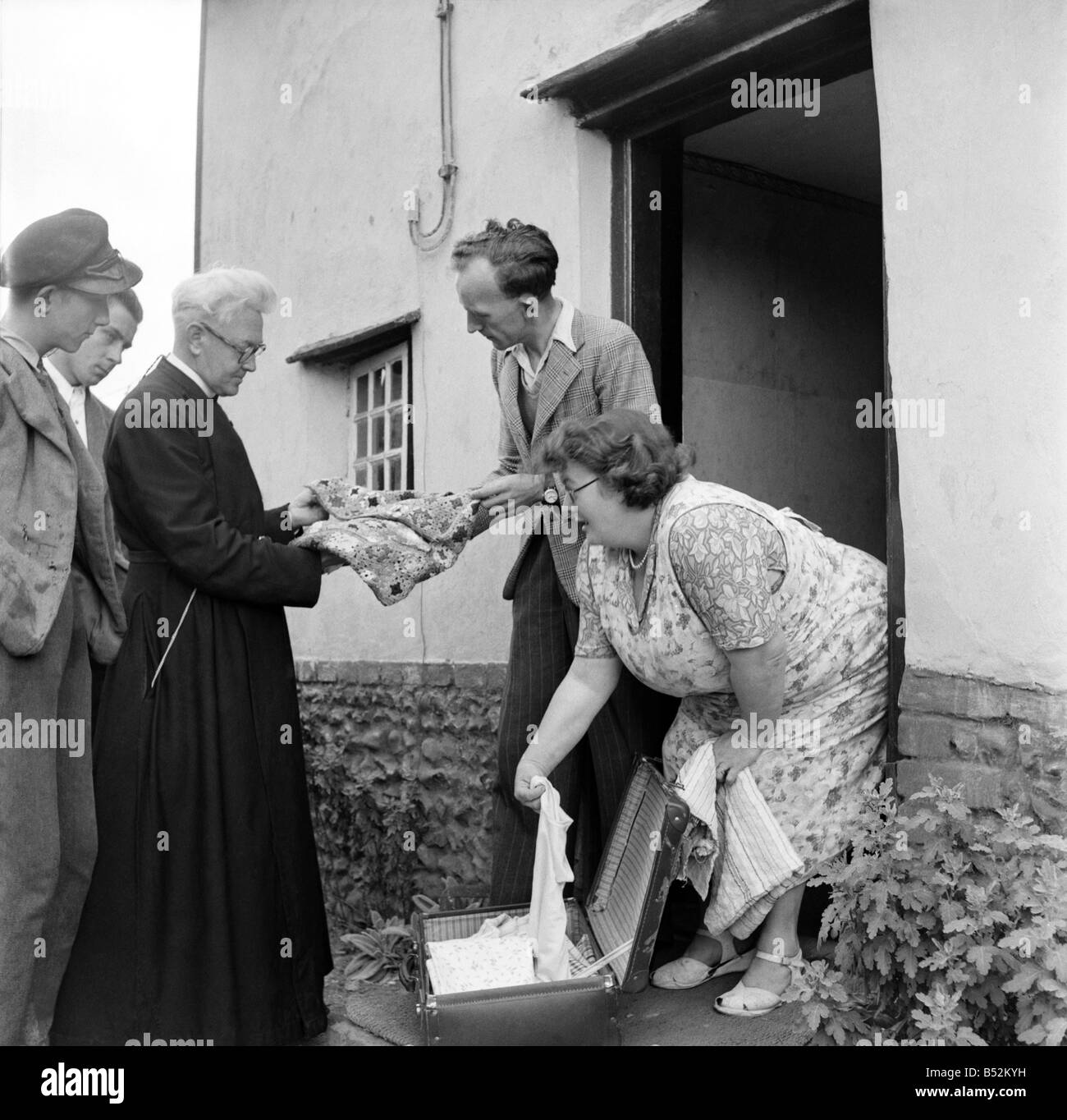 Nuovo mutande Vicario Rev. Joseph R. Holmes - 'Hadstock,' Essex per raccogliere per la Chiesa bazaar e accozzaglia di vendita. Settembre 1952 Foto Stock