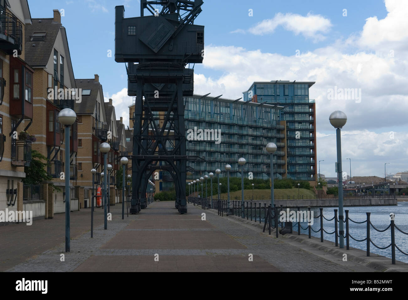 Vecchia gru nella parte anteriore della Britannia villaggio sul Royal Victoria Dock - Silvertown - Est di Londra - Regno Unito Foto Stock