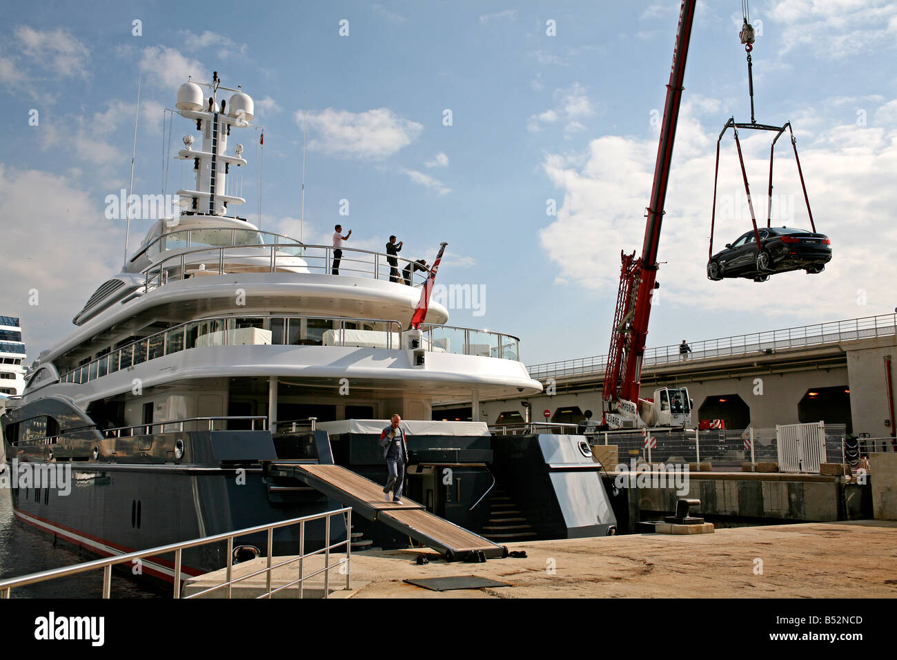 BMW Auto essendo caricati a bordo di uno yacht di lusso nel Principato di Monaco Foto Stock