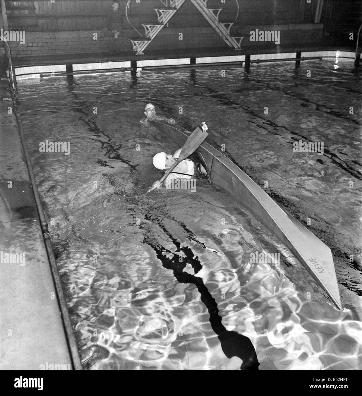 Praticare la canoa capsizes in una piscina. Febbraio 1953 D627-001 Foto Stock