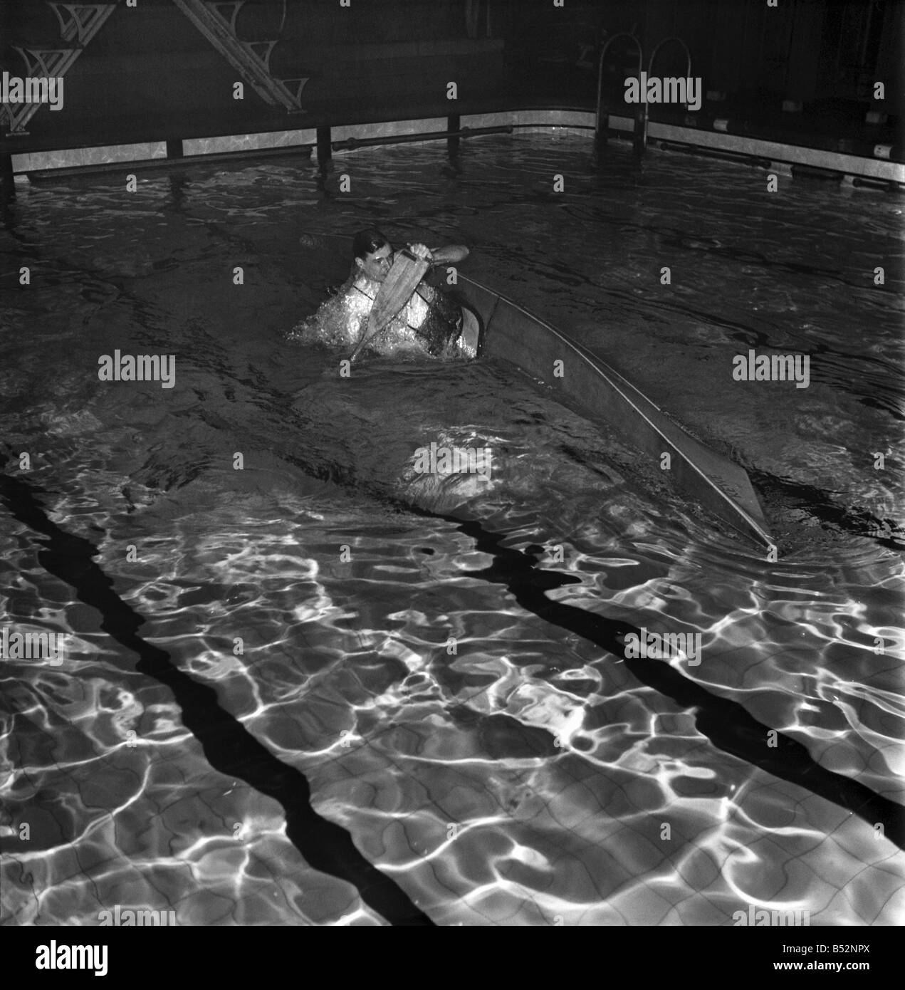 Praticare la canoa capsizes in una piscina. Febbraio 1953 D627 Foto Stock