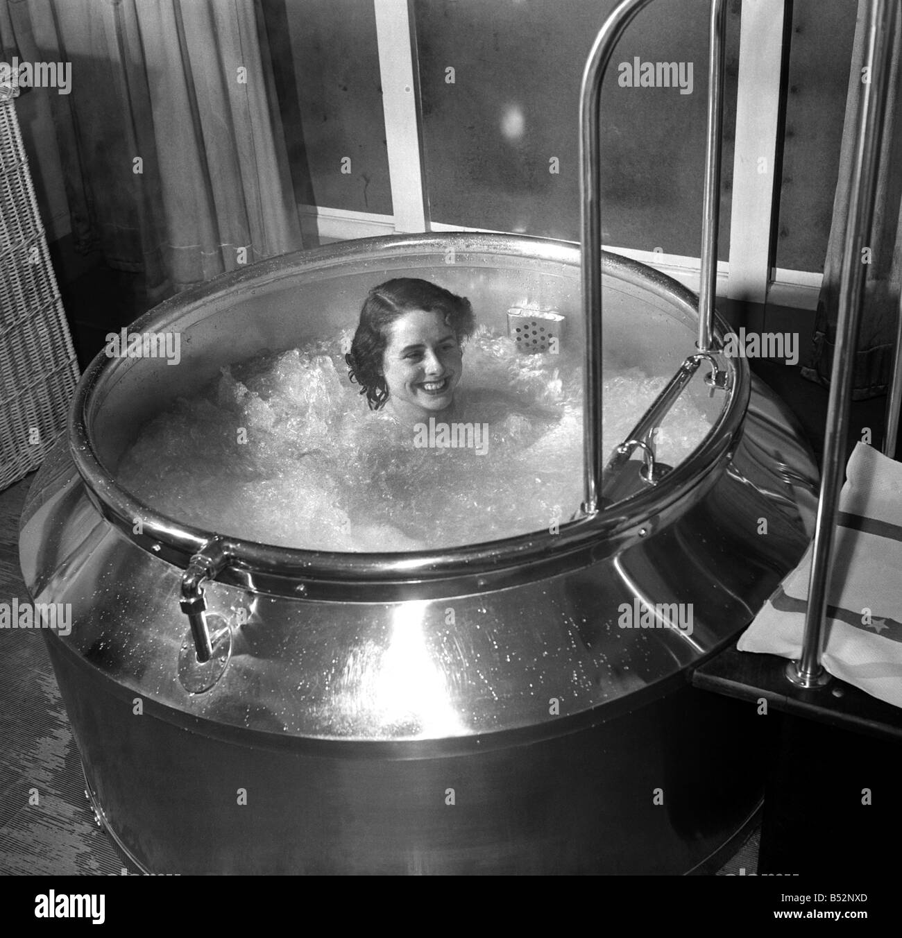Miss Helen Rawsthorne, una città lavoratore di ufficio avente la sauna trattamento..e non essere bollito vivo come si potrebbe pensare. Nel calderone. Febbraio 1953 D896 Foto Stock