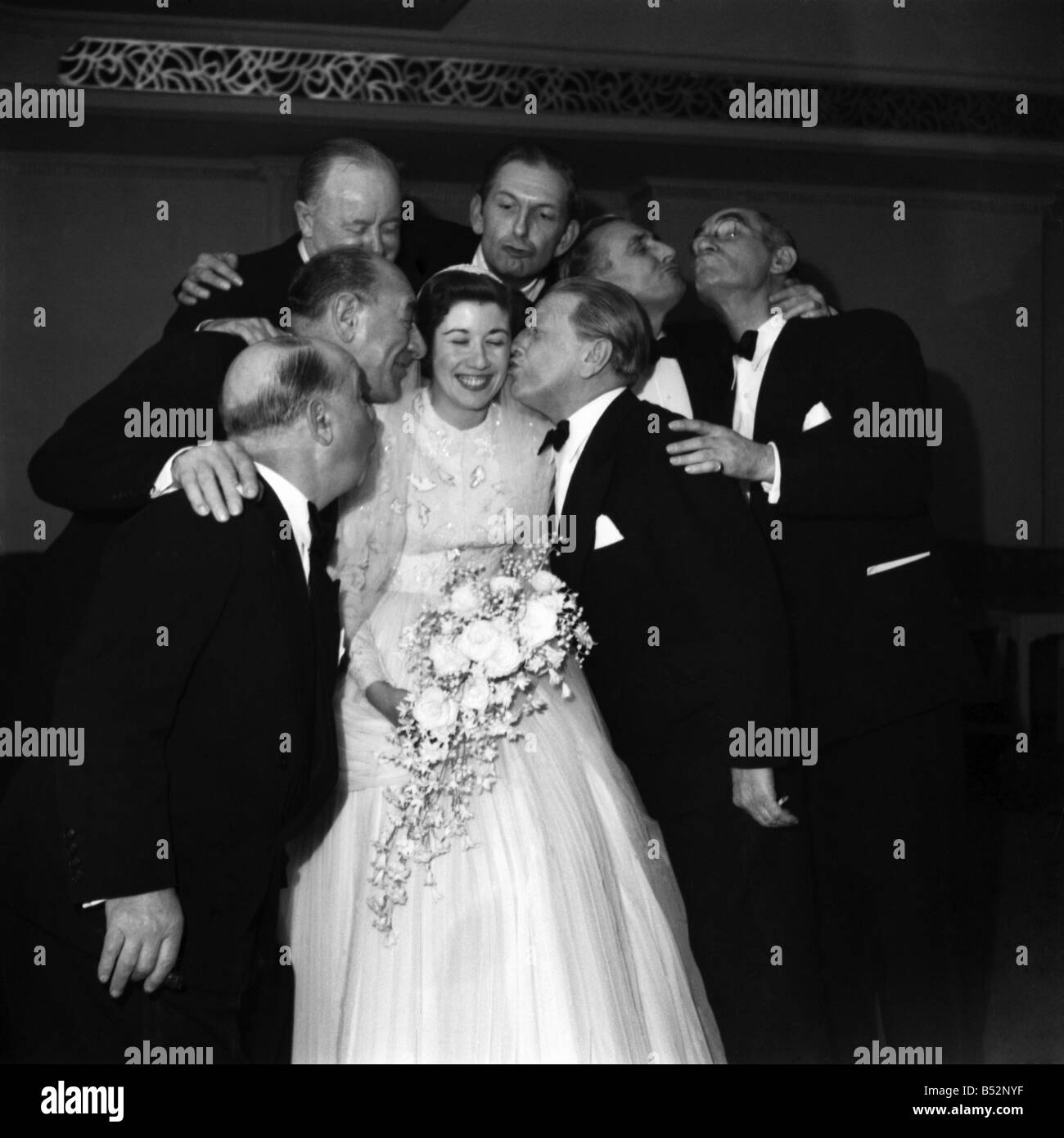 Il pazzo di pista, comici Arthur inglese e Monsewer Eddie grigio oggi frequentato il ricevimento di nozze per prelievo Godfrey e Phyll Foto Stock