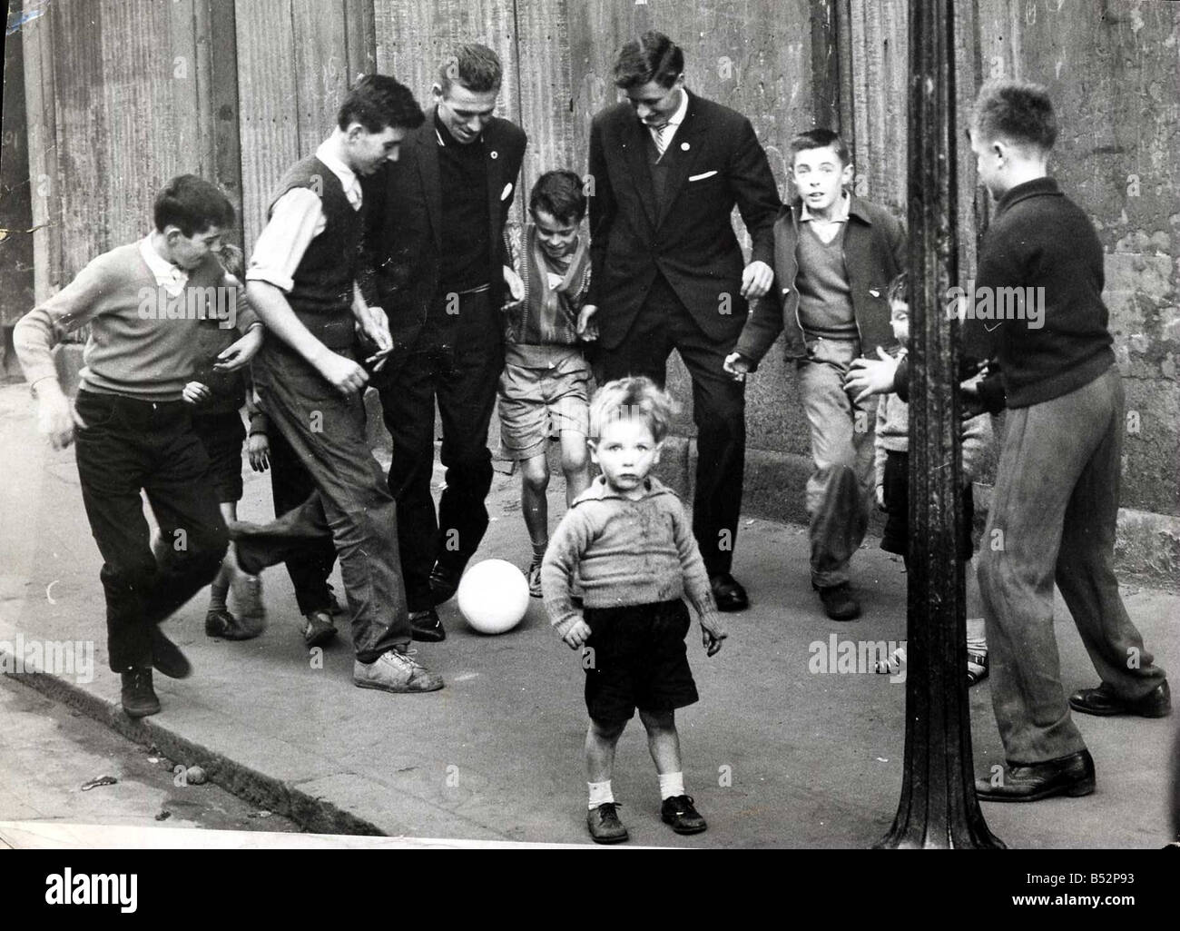 Pat Crerand con ragazzi di strada 960 pat Crerand sulla sinistra bambini calcio Glasgow Foto Stock