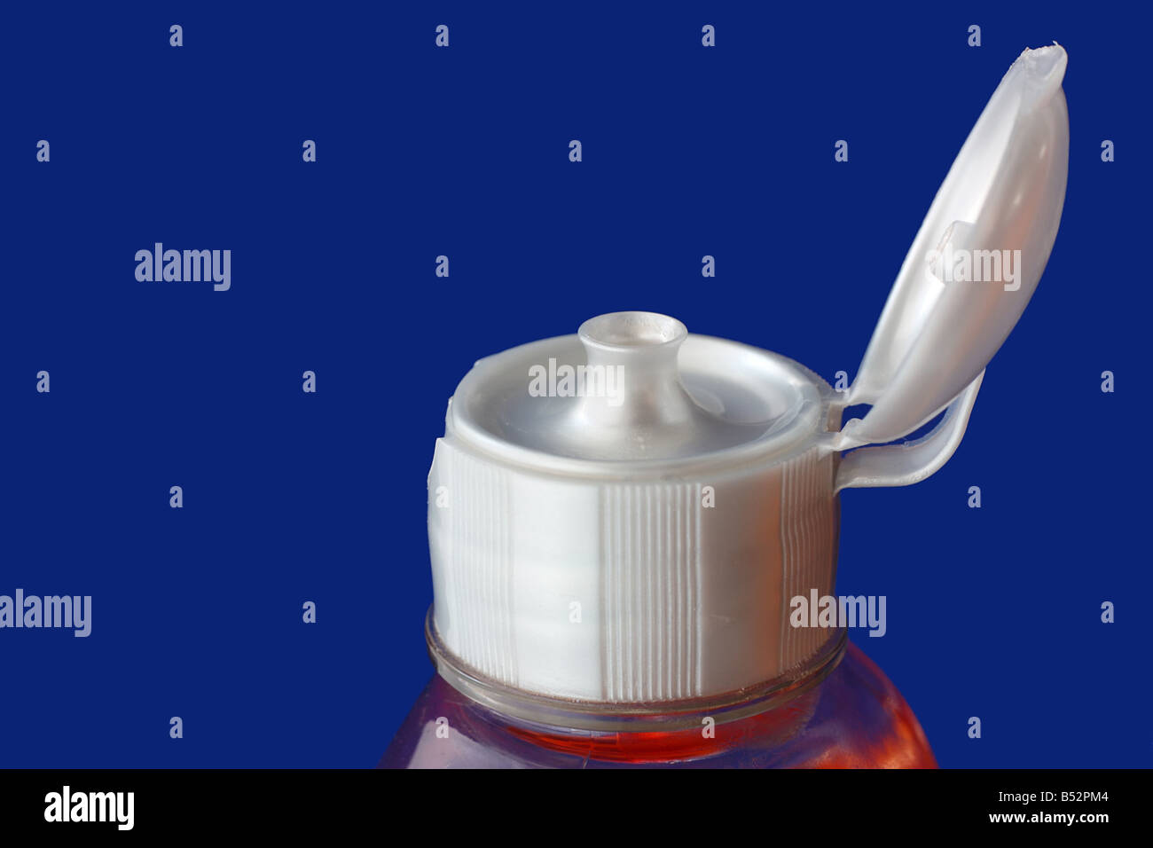 La parte superiore aperta di plastica di una bottiglia di detergente Foto Stock