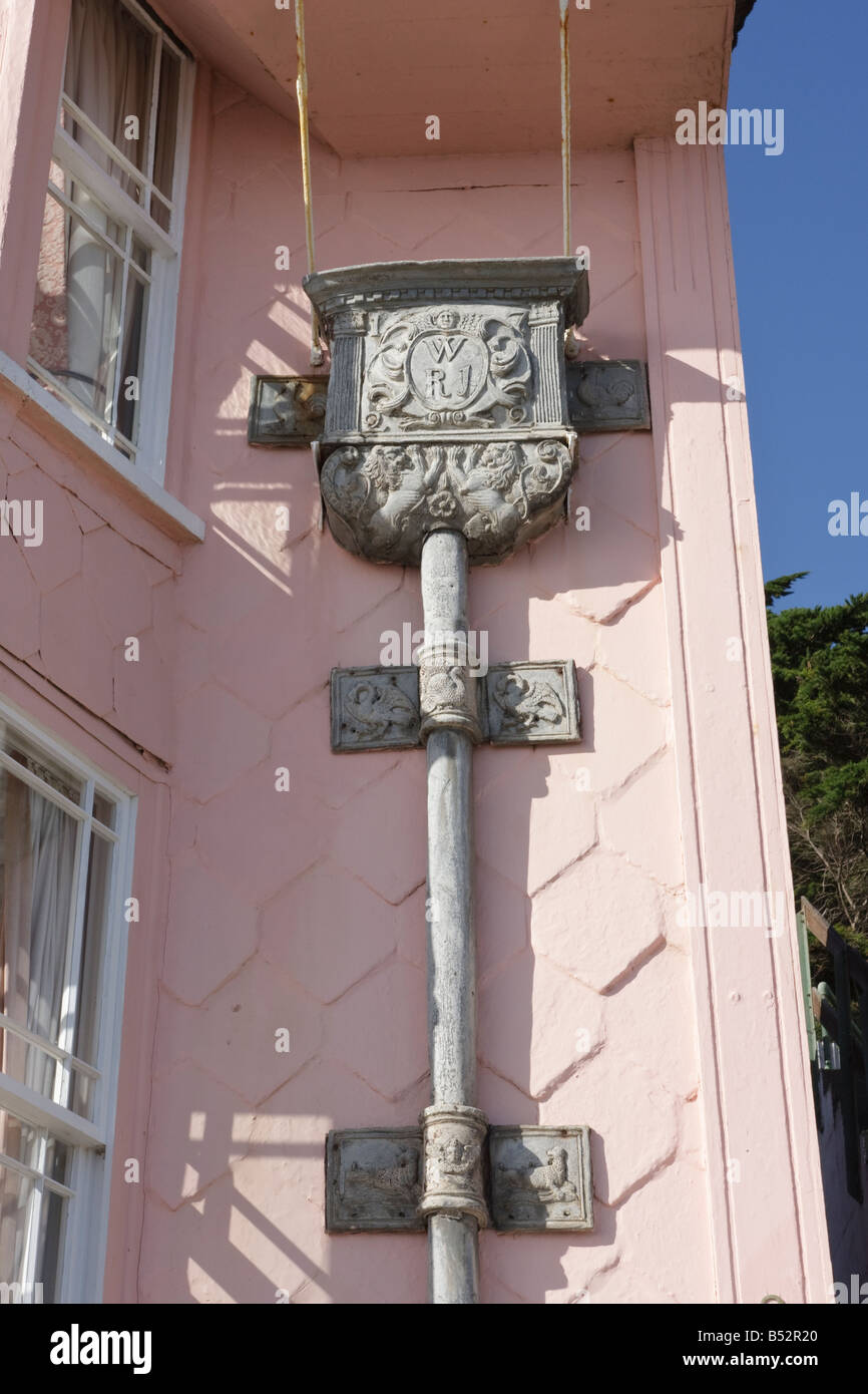 Decorate il XVIII secolo l'acqua piovana merci e tramogge su 19C Cottage in Lyme Regis Dorset Foto Stock