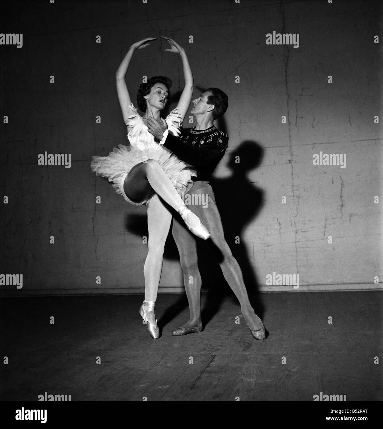 Fase americana e attrice cinematografica Gene Tierney e ballerina Anton Dolin star in "mai mi lascia andare'. ;Luglio 1952 ;C3791 Foto Stock