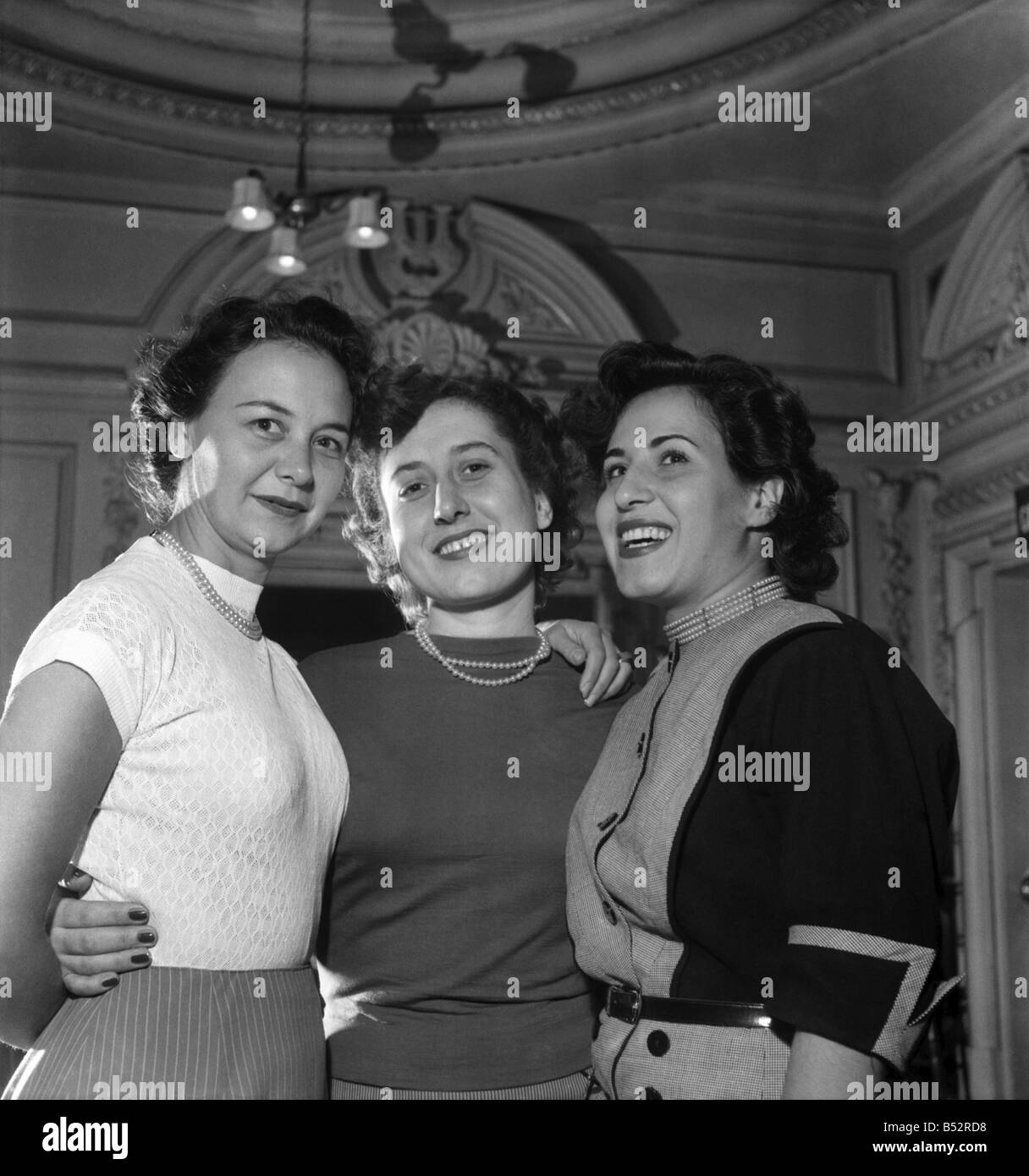 Toccando le loro dita. Opera Italiana Cantanti. &#13;&#10;settembre 1952 &#13;&#10;C4460 Foto Stock