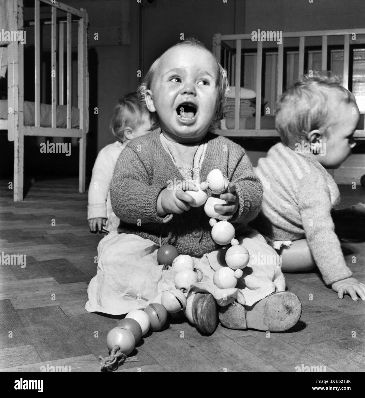 Bambini che giocano in un asilo nido a Leeds&#13;&#10;Novembre 1952&#13;&#10;C5623-003 Foto Stock