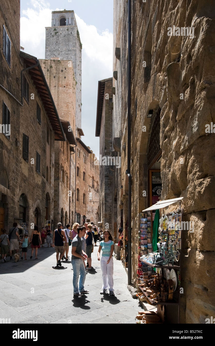 Via San Matteo (uno dei principali nella città vecchia), San Gimignano, Toscana, Italia Foto Stock