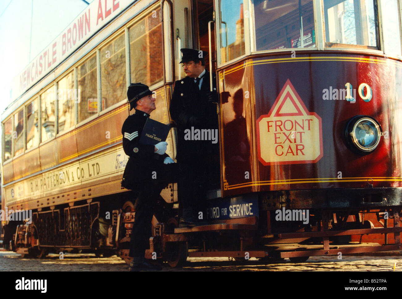 Harry Wynne vestita come una polizia segeant dal 1919 di salire a bordo di un tram presso il museo Beamish Foto Stock