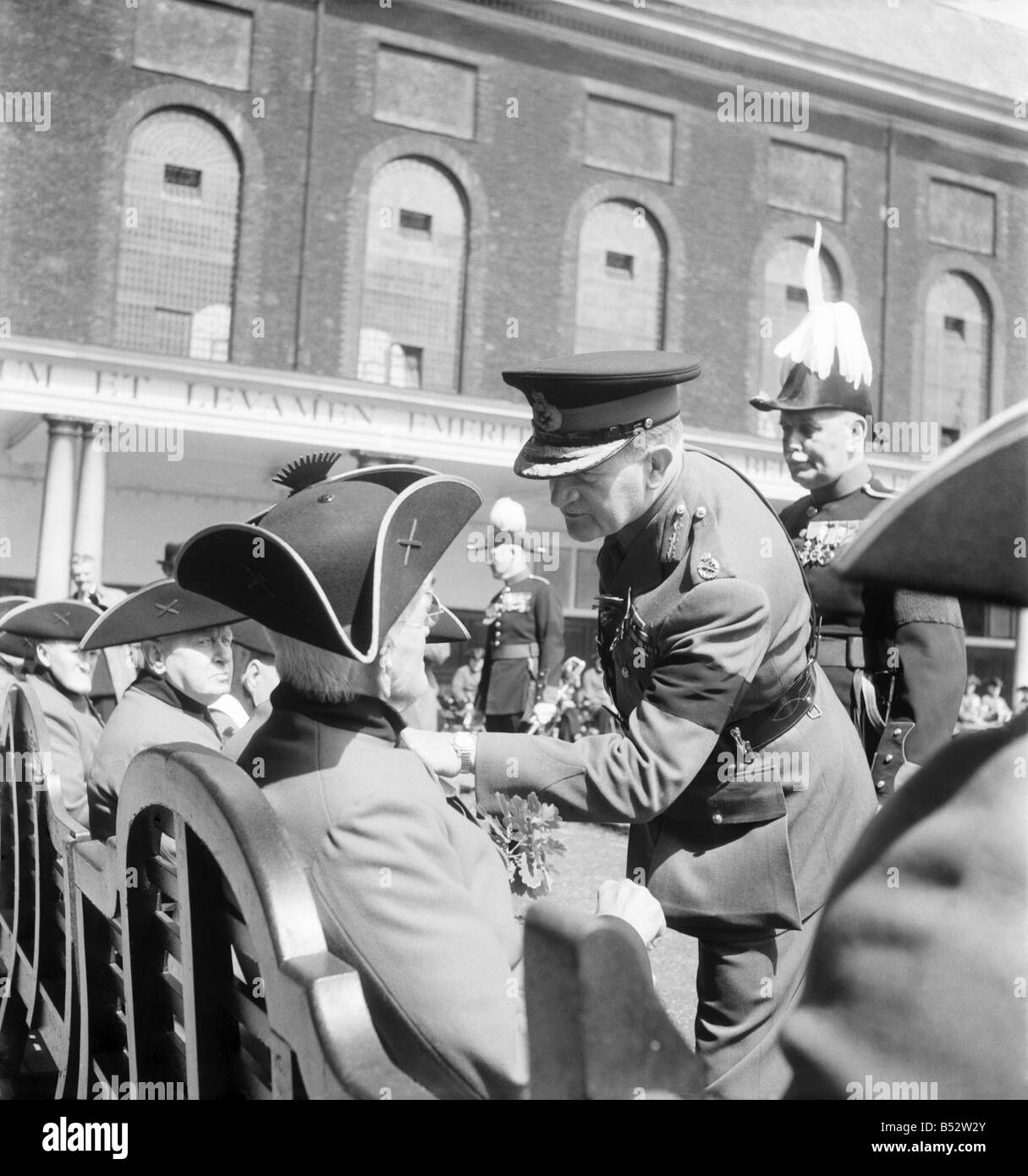 Festa del Fondatore, Royal Hospital Chelsea. Sgt. Murphy visto qui a parlare di Sir William Slim Maggio 1952 C2723-001 Foto Stock