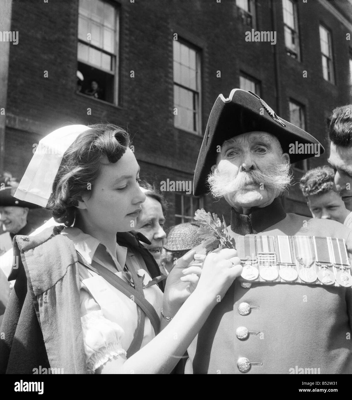 Festa del Fondatore, Royal Hospital Chelsea Sgt. Murphy visto qui con le sue medaglie e un infermiere. Maggio 1952 C2723 Foto Stock