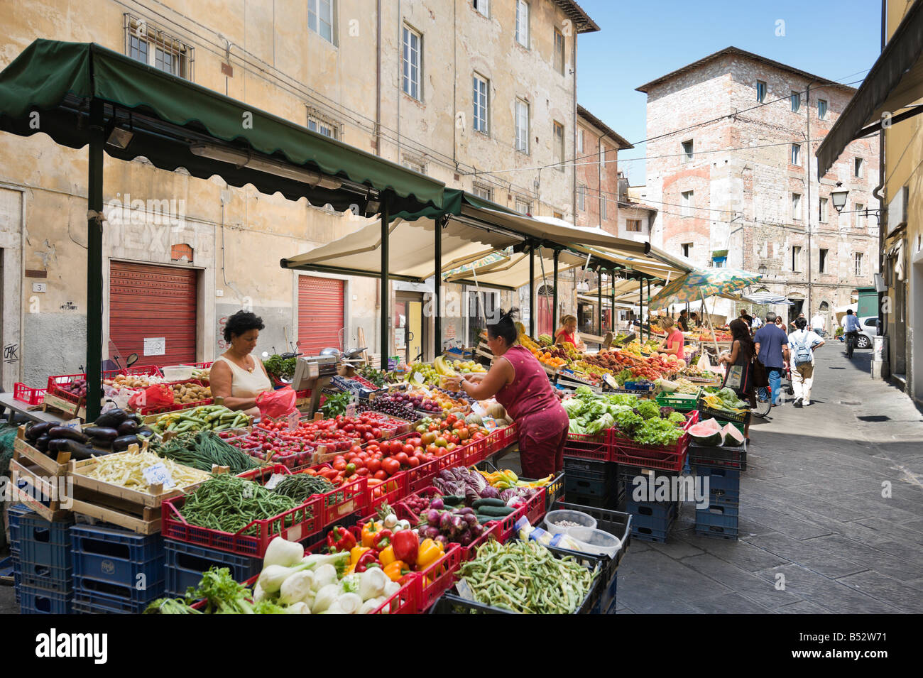 Mercato vicino a Piazza Vettovaglie nella città vecchia, Pisa, Toscana, Italia Foto Stock