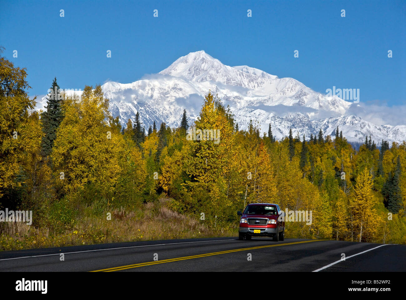 SUV viaggi sui parchi in autostrada in Alaska durante il prossimo autunno con il southside vista del Mt.McKinley in background Foto Stock