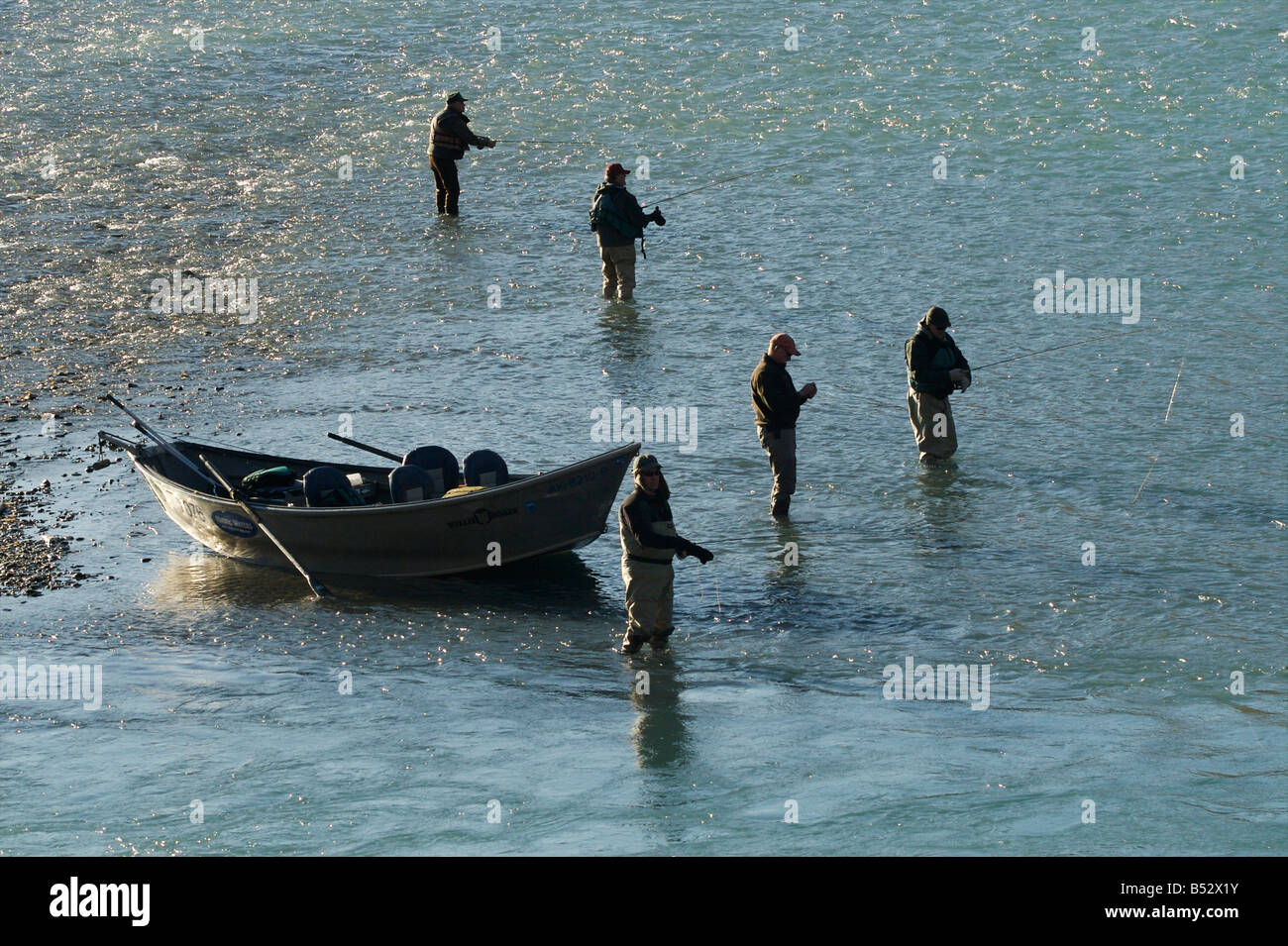 Gruppo di pescatori pesca sportiva sul fiume Kenai vicino Cooper Landing, Alaska Foto Stock