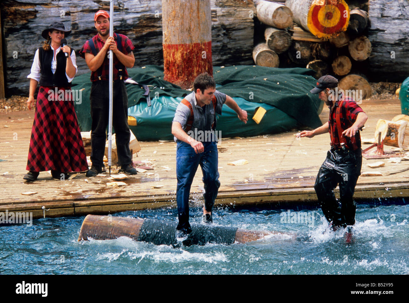Boscaioli competere nel registro la concorrenza di rotolamento durante il Grande Alaskan Lumberjack Show in Ketchikan nel sud-est, Alaska Foto Stock