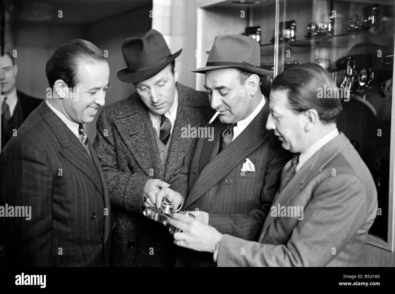 Il pazzo di pista a Regent Street Gennaio 1943 ;incluso Jimmy Nervo (destra) e Teddy Knox (seconda a destra). ;OL305K-001 Foto Stock