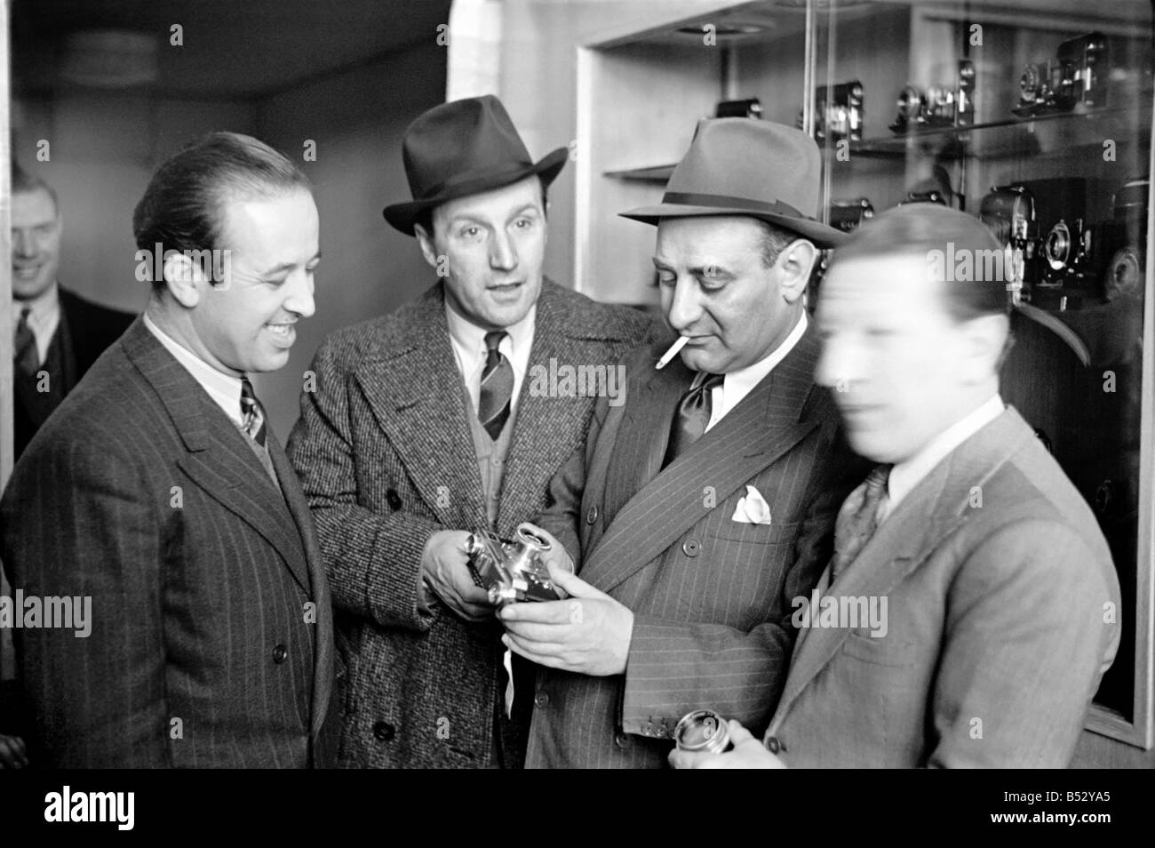 Il pazzo di pista a Regent Street Gennaio 1943 ;incluso Jimmy Nervo (destra) e Teddy Knox (seconda a destra). ;OL305K-002; Foto Stock