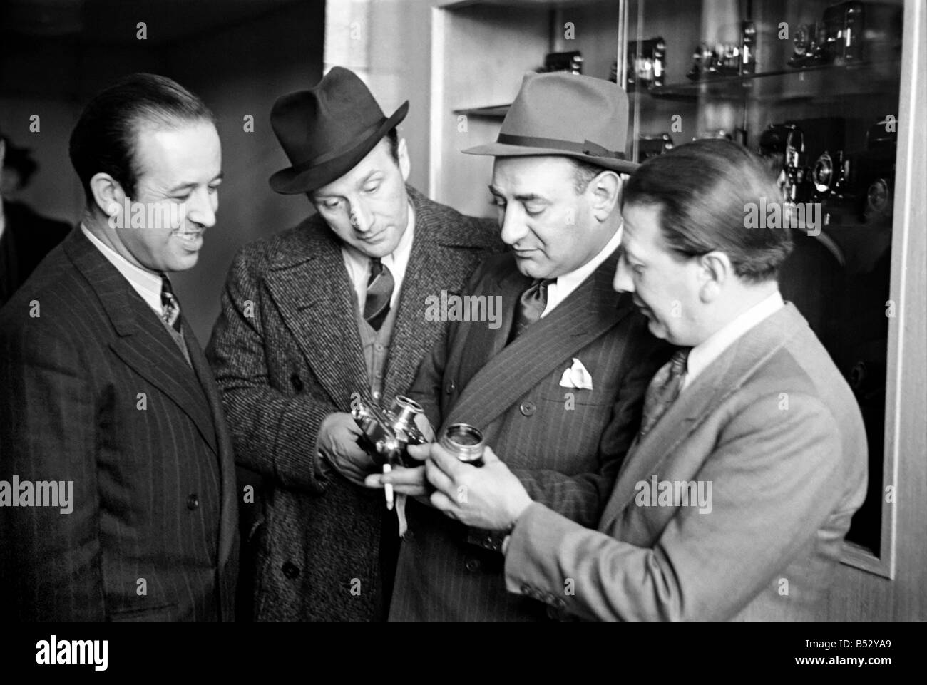 Il pazzo di pista a Regent Street Gennaio 1943 ;incluso Jimmy Nervo (destra) e Teddy Knox (seconda a destra). ;OL305K Foto Stock