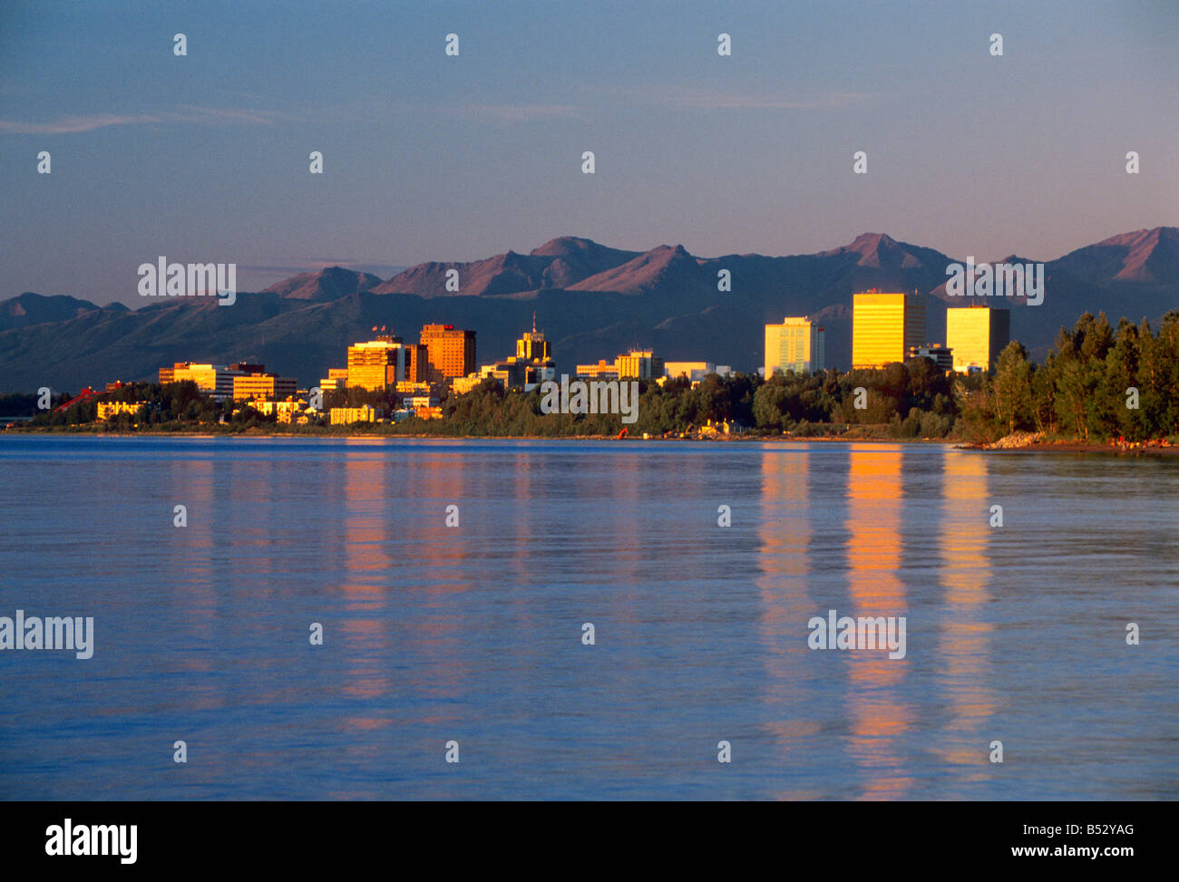 Lo skyline di ancoraggio si riflette nella Insenatura Cook con il Chugiak montagne sullo sfondo. Foto Stock