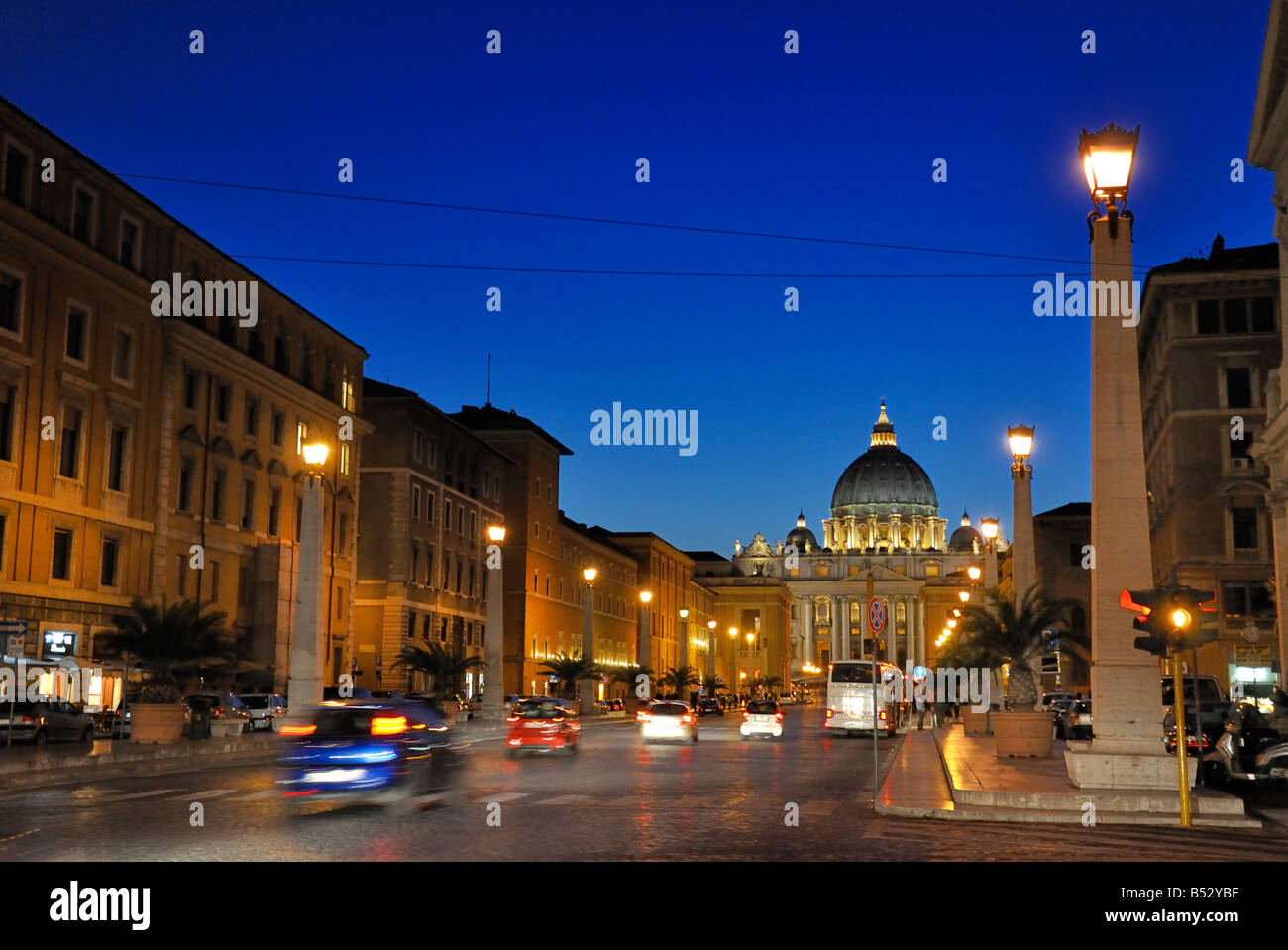 Una vista notturna di San Pietro e di automobili sulla via della Concilazione. Foto Stock