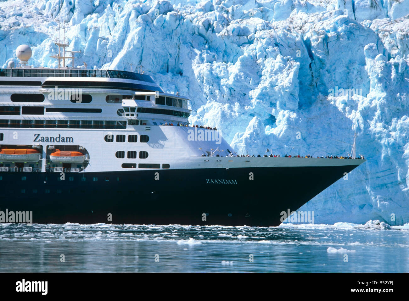 Holland America cruiseship *Zaandam* nella parte anteriore del ghiacciaio Margerie Parco Nazionale di Glacier Bay SE Alaska Foto Stock