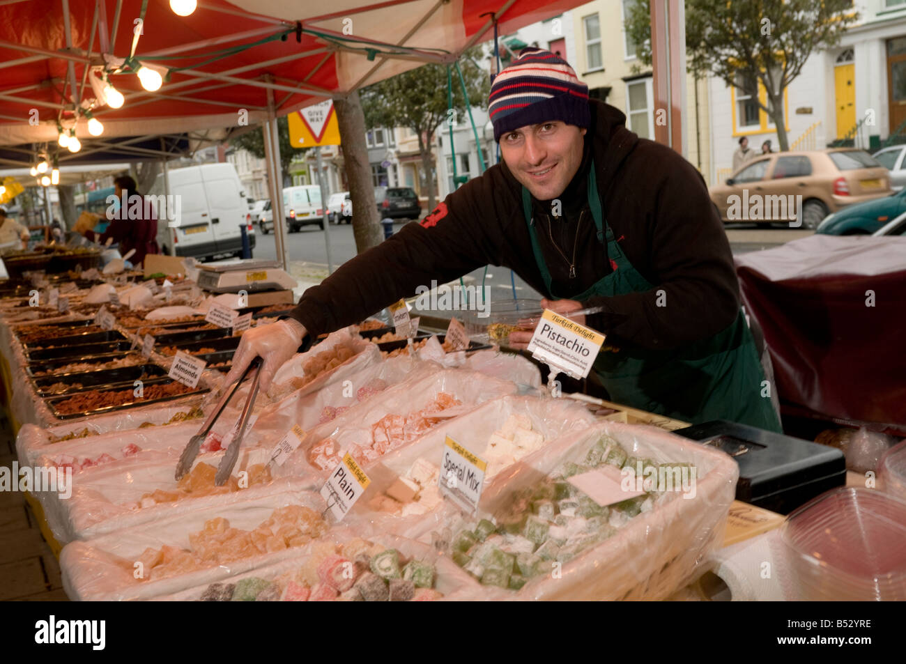 Maschio di vendita Stallholder delizie turche a livello europeo mercato alimentare di Aberystwyth Wales UK Foto Stock