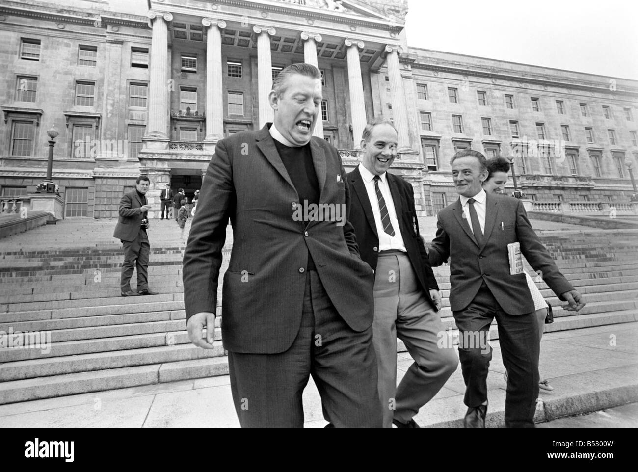 Il Reverendo Ian Paisley e grandi Ronald pavese di lasciare l'edificio Stormont a Belfast, Irlanda del Nord dopo aver partecipato a un dibattito. ;Agosto 1969 ;Z8049-003 Foto Stock