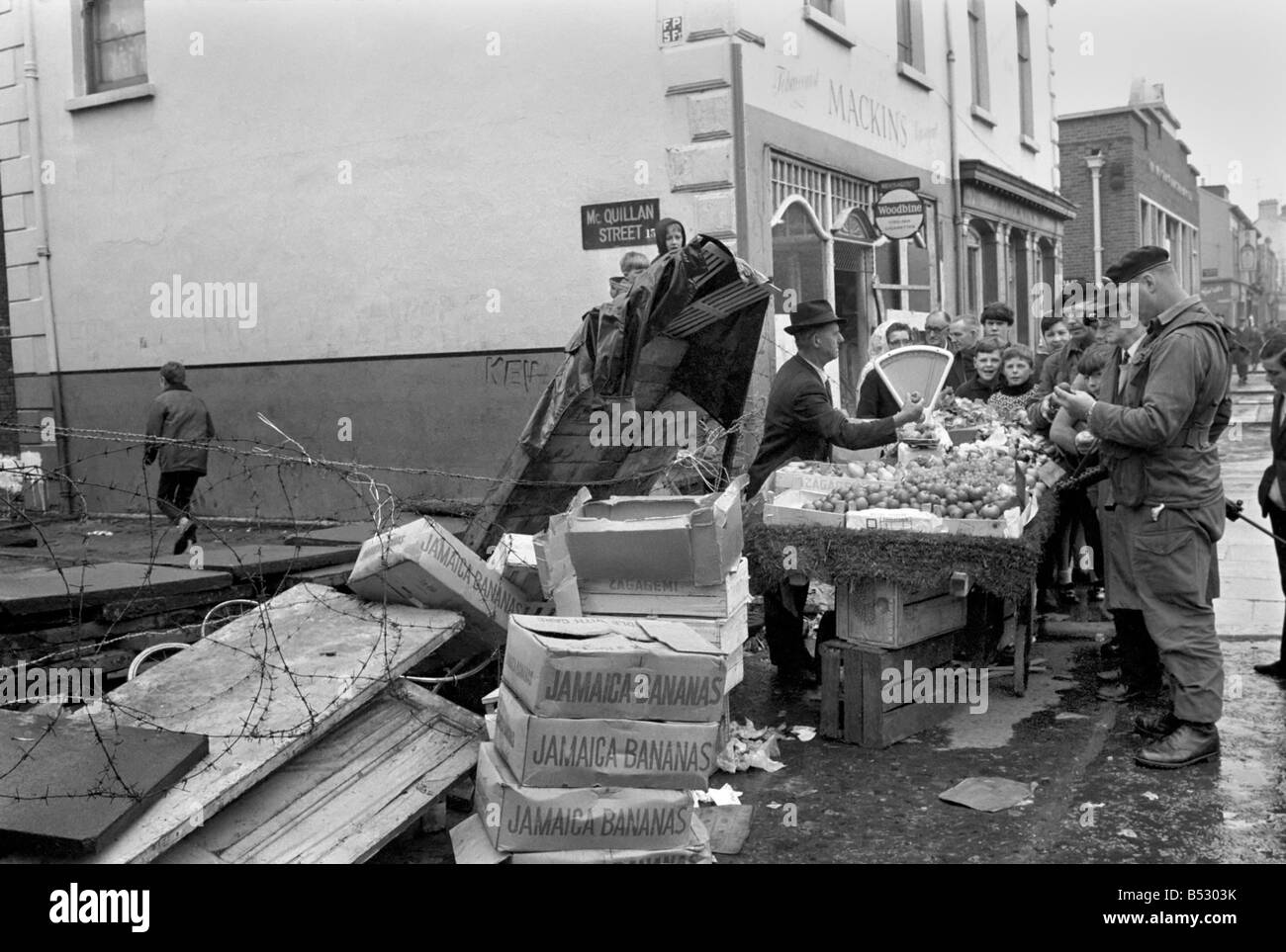 Esercito britannico soldati visto qui di pattuglia in Falls Road zona di Belfast, Irlanda del Nord. ;Agosto 1969 ;Z8094-001 Foto Stock