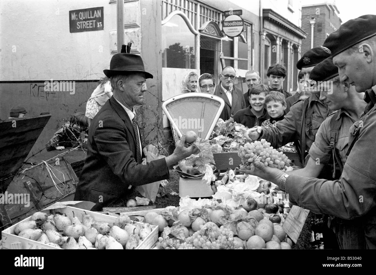 Esercito britannico soldati visto qui di pattuglia in Falls Road zona di Belfast, Irlanda del Nord. ;Agosto 1969 ;Z8094-002 Foto Stock
