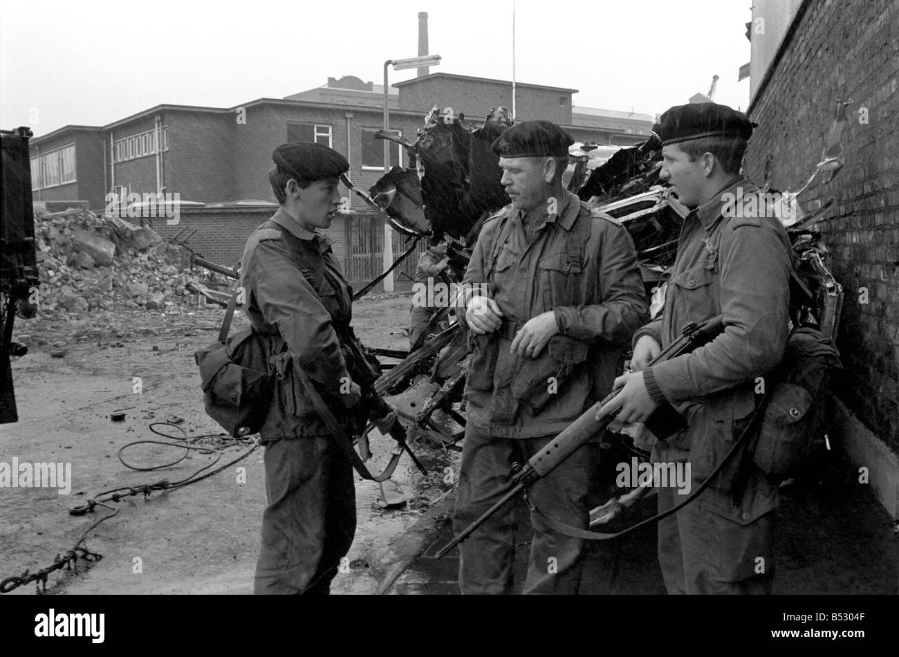 Esercito britannico soldati visto qui di pattuglia in Falls Road zona di Belfast, Irlanda del Nord. ;Agosto 1969 ;Z8094-004 Foto Stock