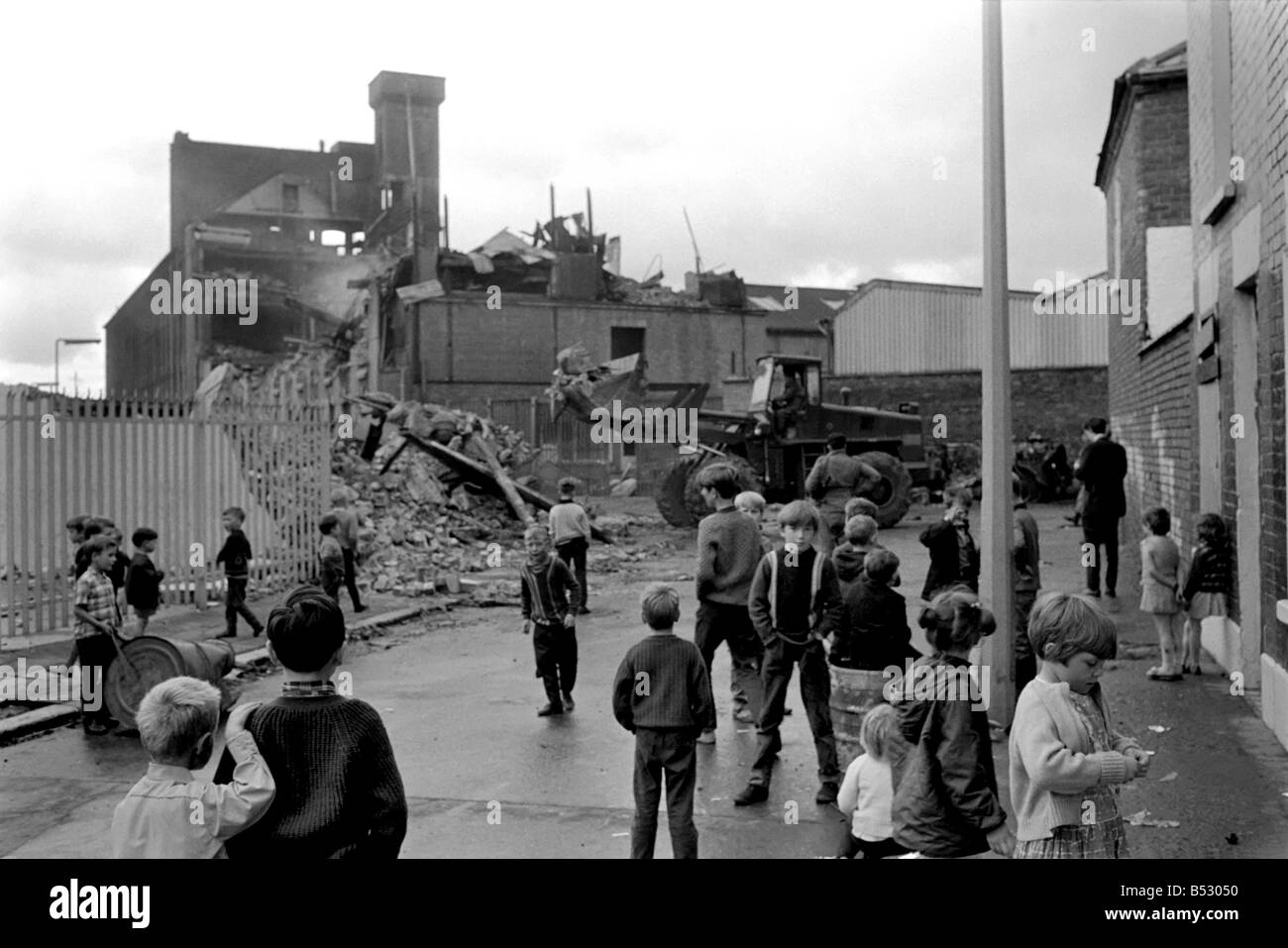 Esercito britannico soldati visto qui di pattuglia in Falls Road zona di Belfast, Irlanda del Nord. ;Agosto 1969 ;Z8094-006 Foto Stock