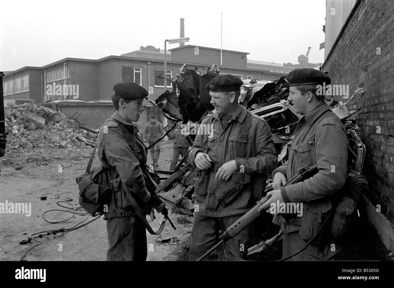 Esercito britannico soldati visto qui di pattuglia in Falls Road zona di Belfast, Irlanda del Nord. ;Agosto 1969 ;Z8094-008 Foto Stock
