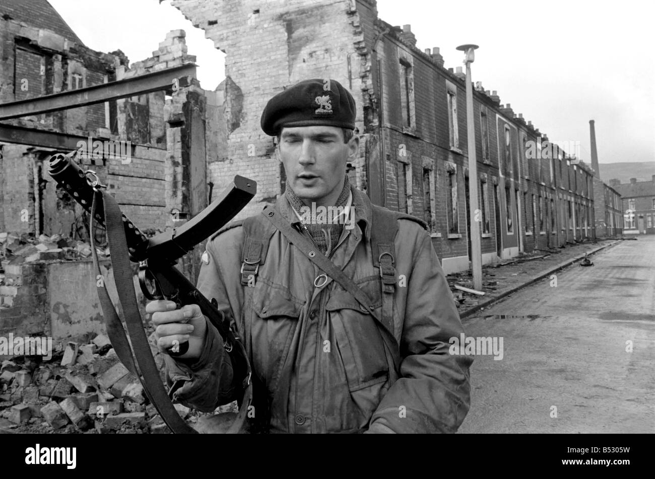 Esercito britannico soldati visto qui di pattuglia in Falls Road zona di Belfast, Irlanda del Nord. ;Agosto 1969 ;Z8094-009 Foto Stock