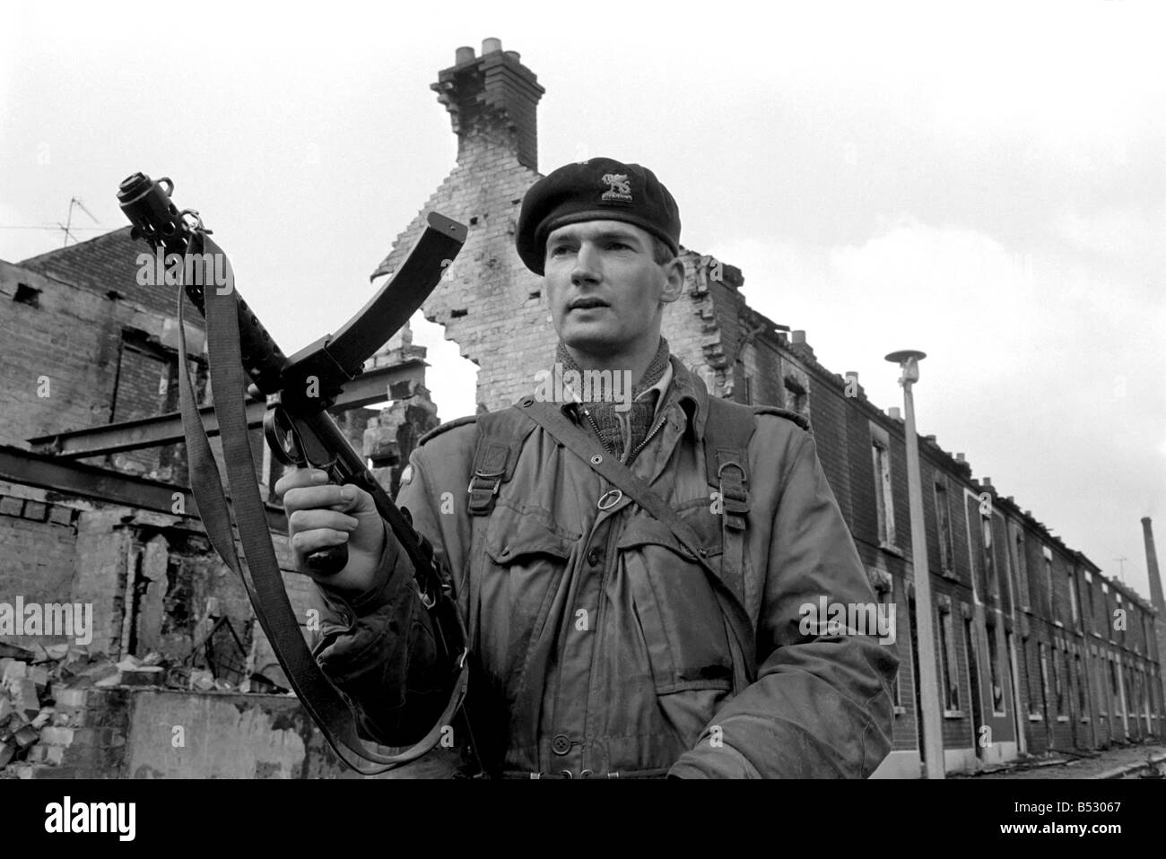 Esercito britannico soldati visto qui di pattuglia in Falls Road zona di Belfast, Irlanda del Nord. ;Agosto 1969 ;Z8094 Foto Stock