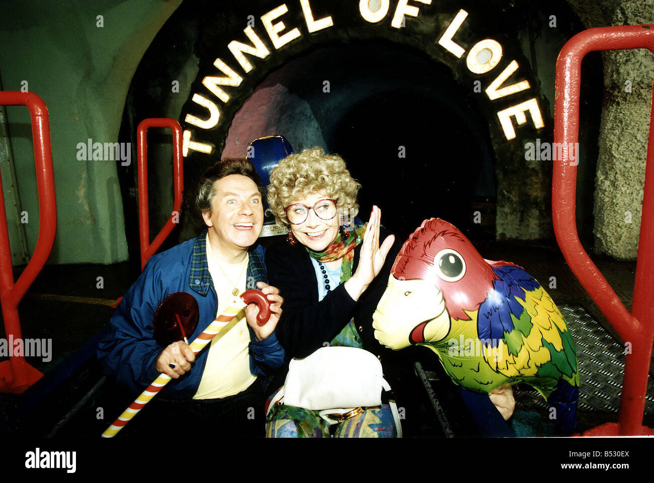 Liz Alba attrice che interpreta il ruolo di vera Duckworth in Coronation Street nel tunnel di amore con David Ross che ha giocato smarmy Crooner Lester Fontayne Dbase Foto Stock