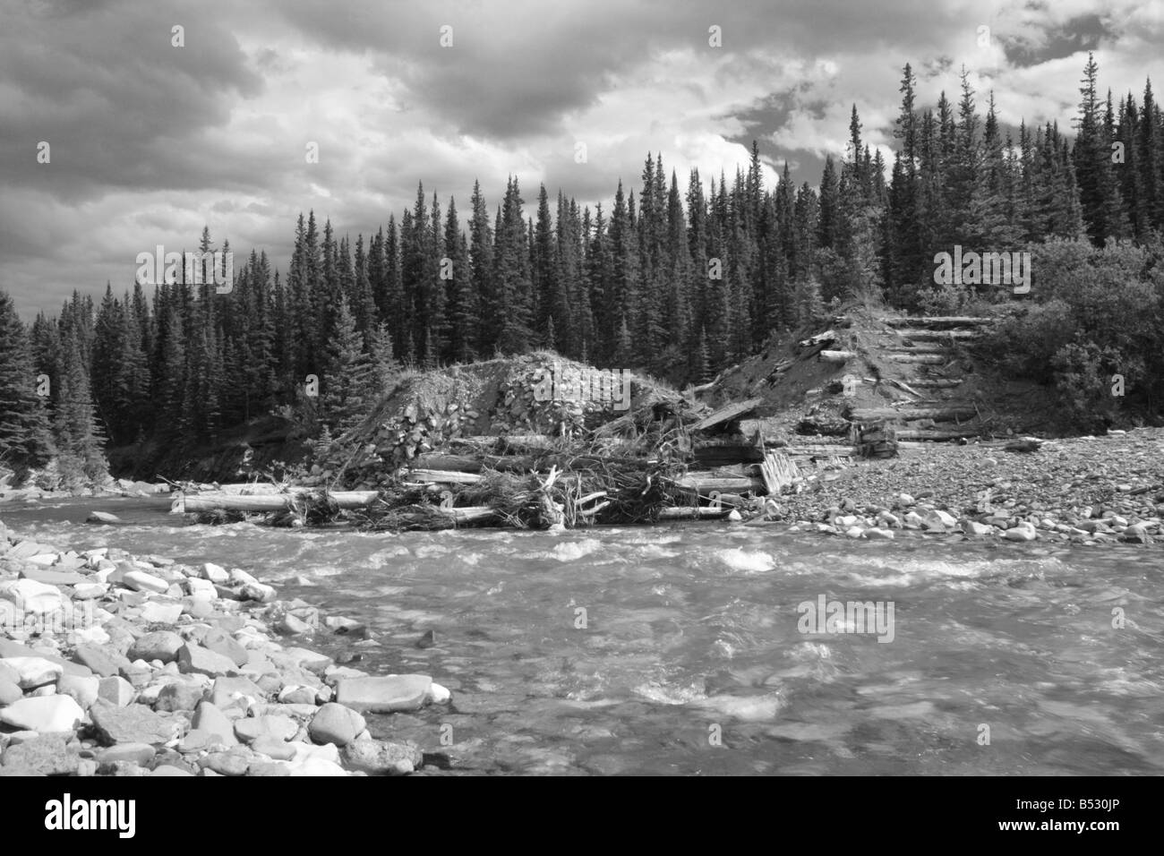 Vecchia diga nella valle Waiparous, Kananaskis Country, Alberta Foto Stock