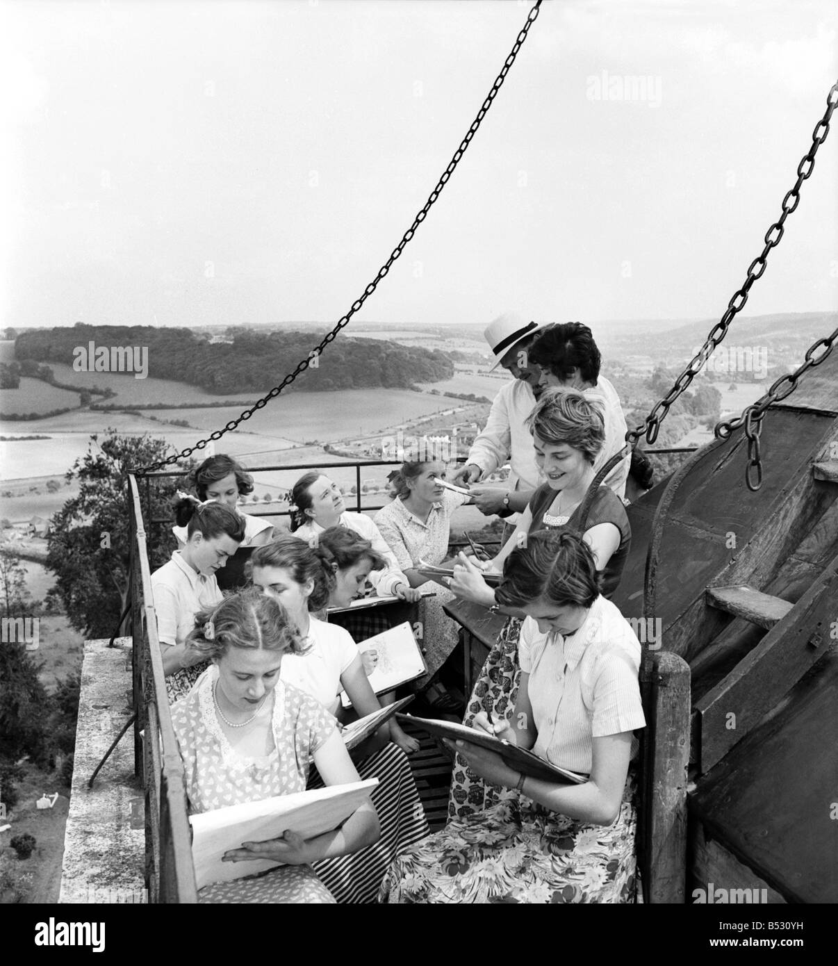 Le donne di West Wycombe nel Buckinghamshire visto qui nella parte superiore della chiesa torre dell orologio fare schizzi di pietre miliari locali. Giugno 1952 C3072 Foto Stock