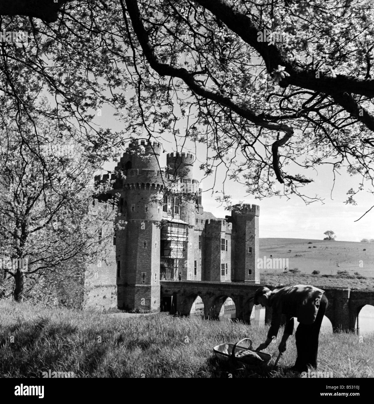 Il castello di Hurstmonceaux, Sussex. Giugno 1952 C3074 Foto Stock