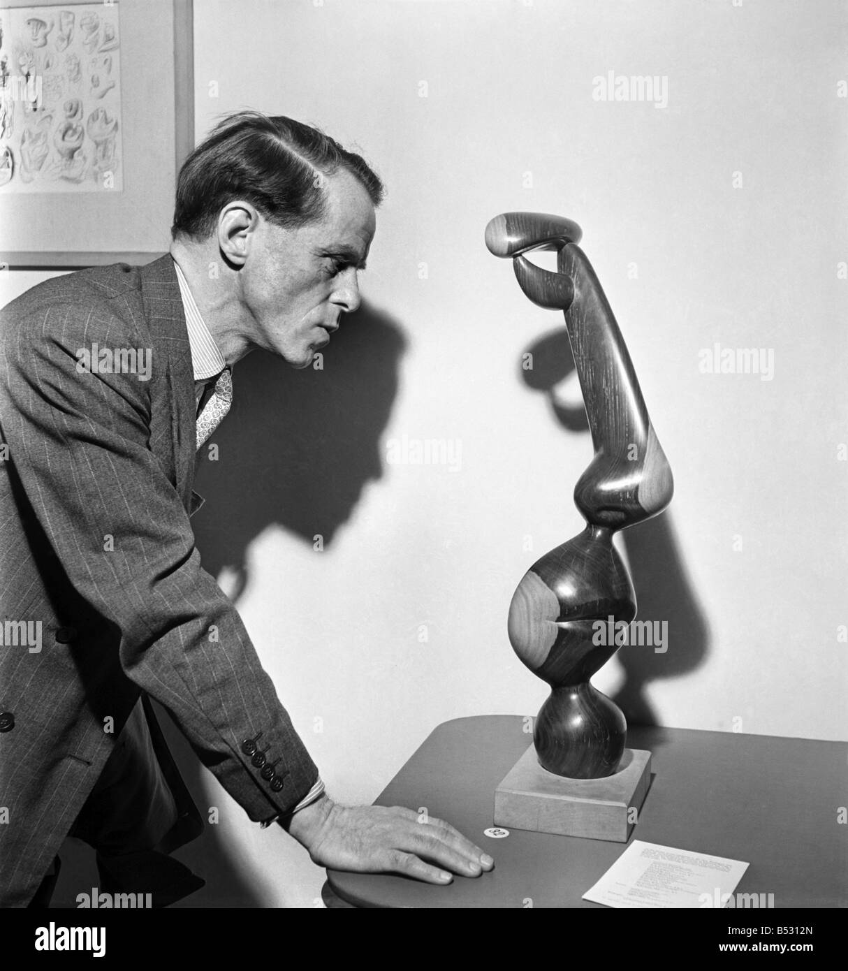 La gente di esaminare i pezzi di arte presso la mostra di scultura a Burlington gallerie. Settembre 1950 O25807 Foto Stock