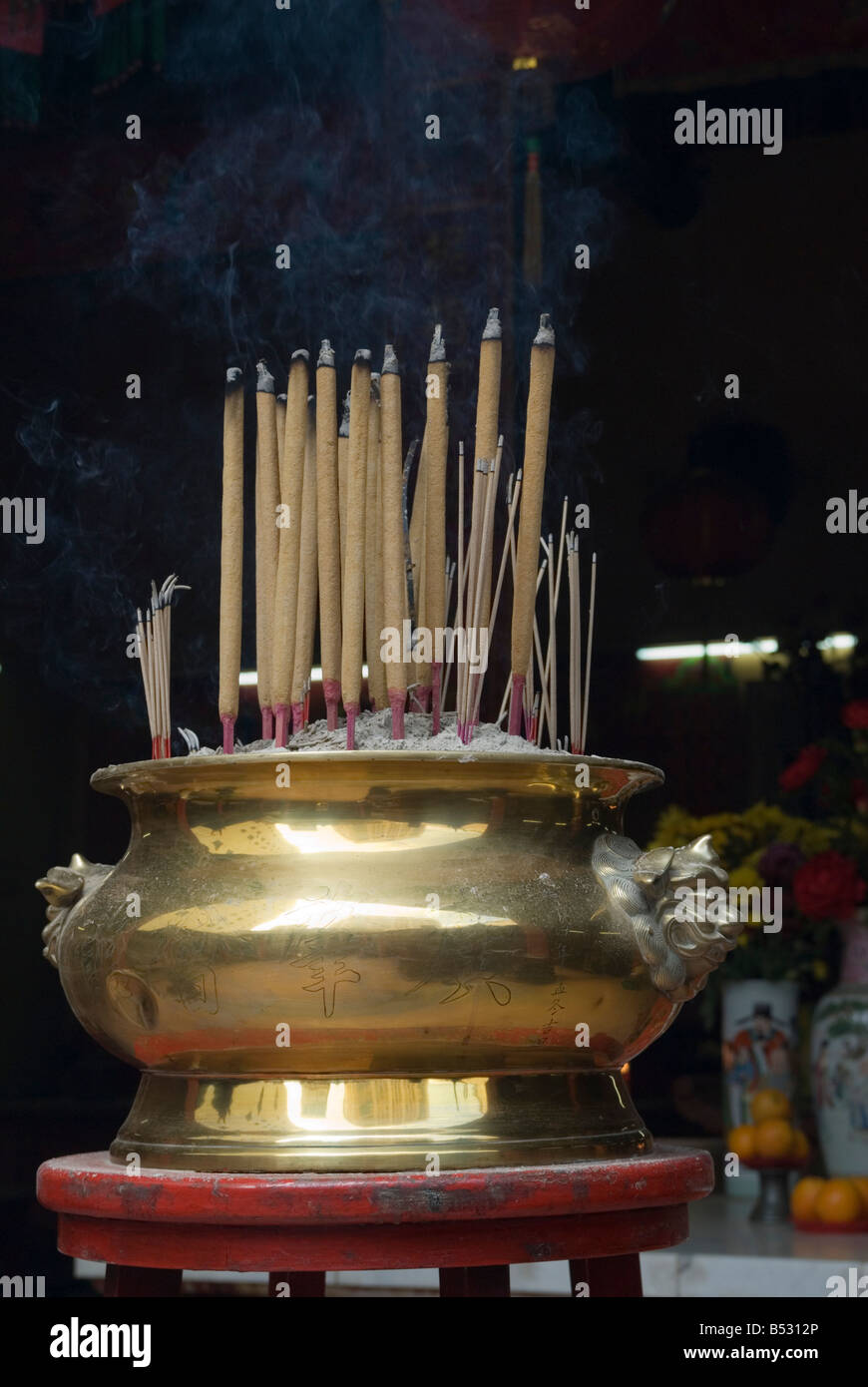 Bastoncini di incenso in un raffinato golden pot presso il Tempio Guandi, Chinatown, Kuala Lumpur, Malesia Foto Stock