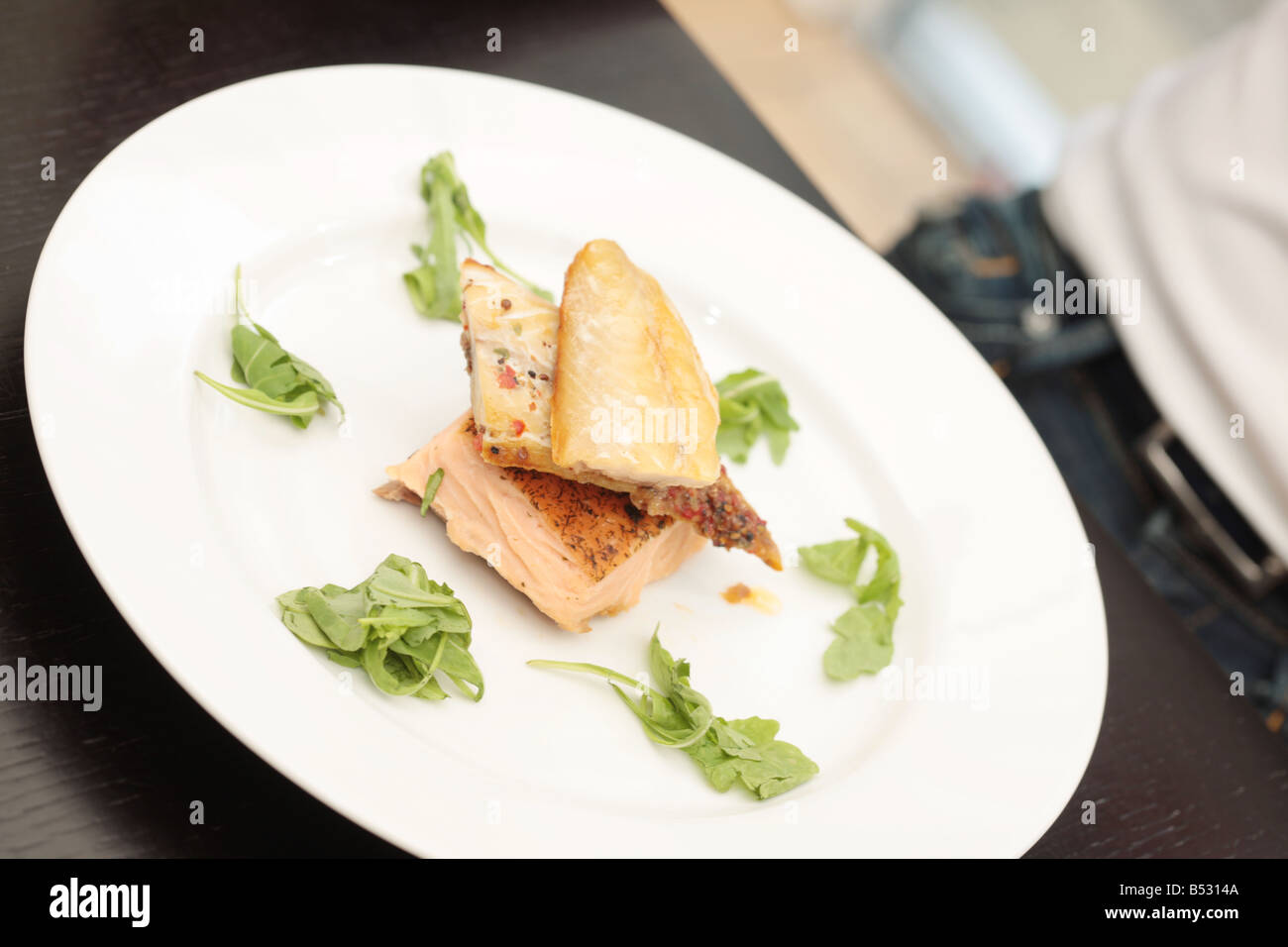 Giovane donna mangiare sgombro affumicato e salmone Modello rilasciato Foto Stock