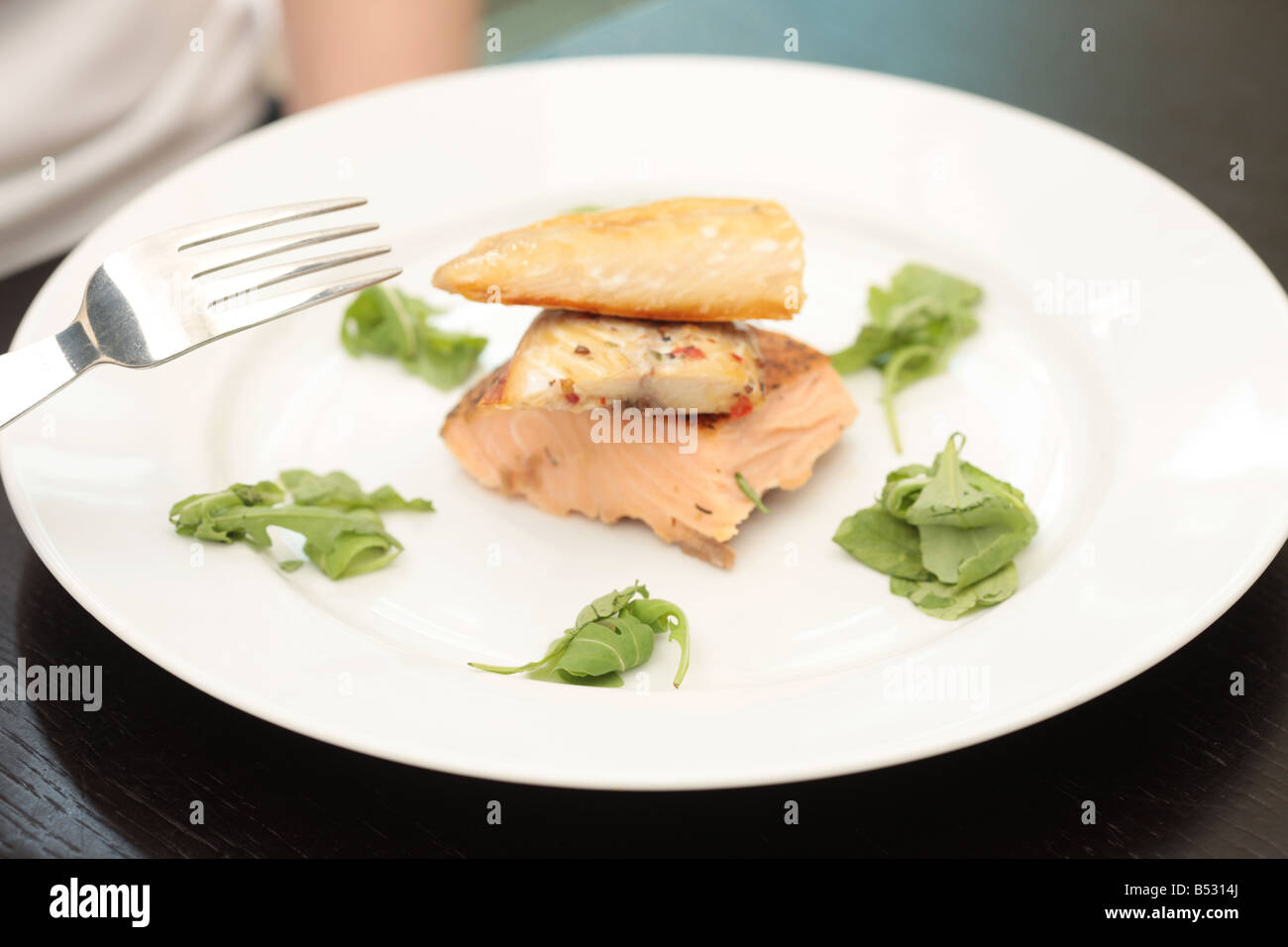 Giovane donna mangiare sgombro affumicato e salmone Modello rilasciato Foto Stock