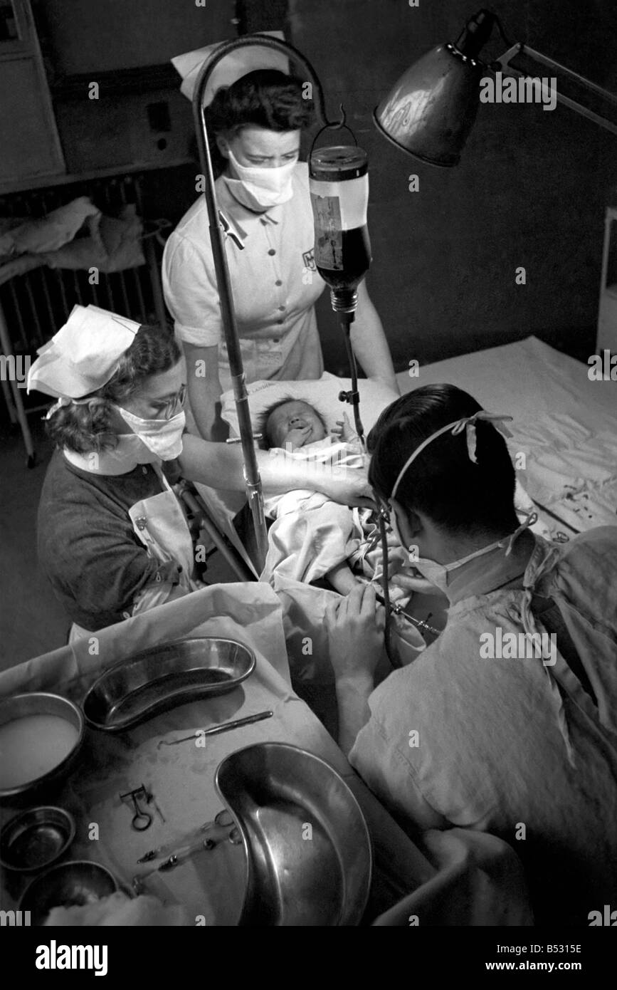 Funzionamento dell'ospedale di cuori. Bambinos vita salvata da trasfusione di sangue.Ottobre 1946 O5112-004 Foto Stock