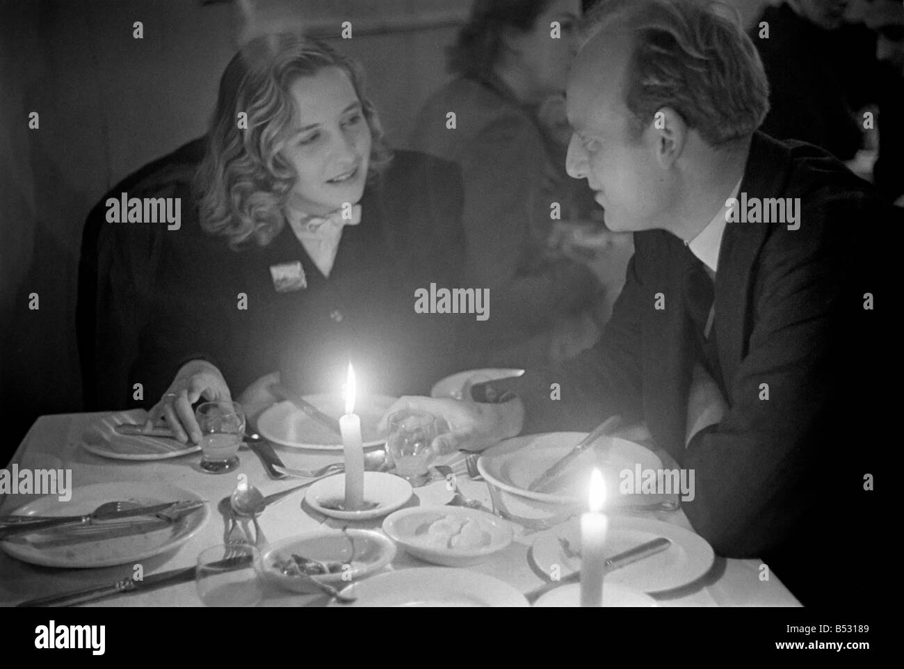 Taglio di elettricità. &#13;&#10;cenare a lume di candela in un ristorante durante la crisi del carburante. Febbraio 1947 O6552-002 Foto Stock