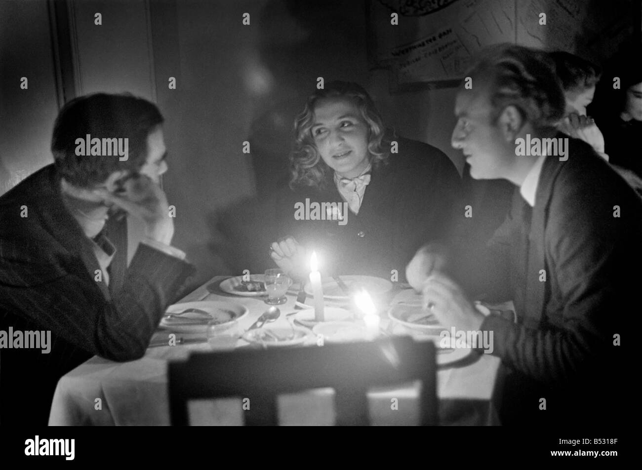 Taglio di elettricità. &#13;&#10;cenare a lume di candela in un ristorante durante la crisi del carburante. Febbraio 1947 O6552-003 Foto Stock
